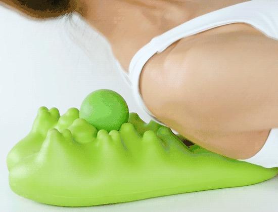 颈椎牵引器锻炼老人,每天30分钟颈椎牵引器