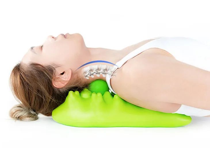 颈椎牵引器锻炼老人,每天30分钟颈椎牵引器