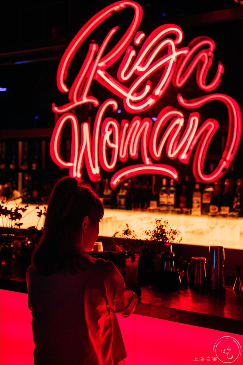 太刚了！这店居然敢开在「中国第一夜店」楼下...