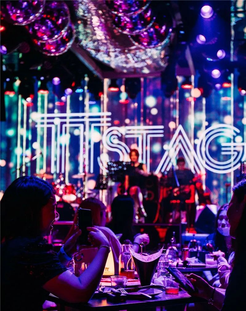 太刚了！这店居然敢开在「中国第一夜店」楼下...