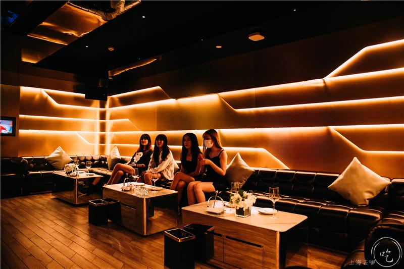 太刚了！这店居然敢开在「中国第一夜店」楼下...