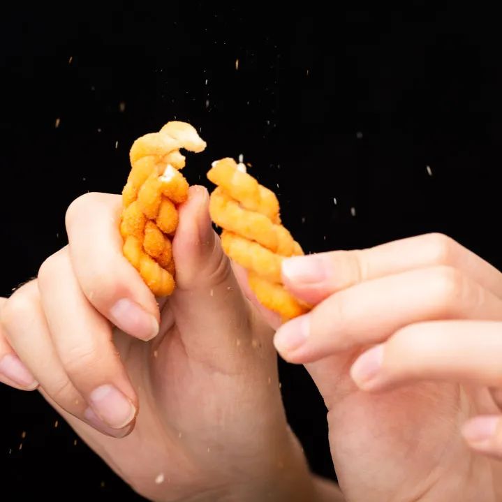 麻花吃起来又香又酥又甜,麻花吃起来又香又酥