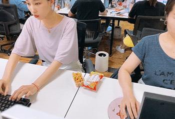 麻花吃起来又香又酥又甜,麻花吃起来又香又酥