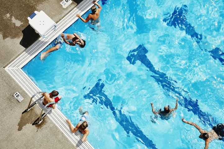 在游泳池里踩到钉子,在公共泳池游泳后一身痒