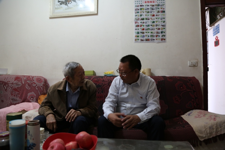 市委主要领导走访慰问老党员,县领导看望慰问困难老党员