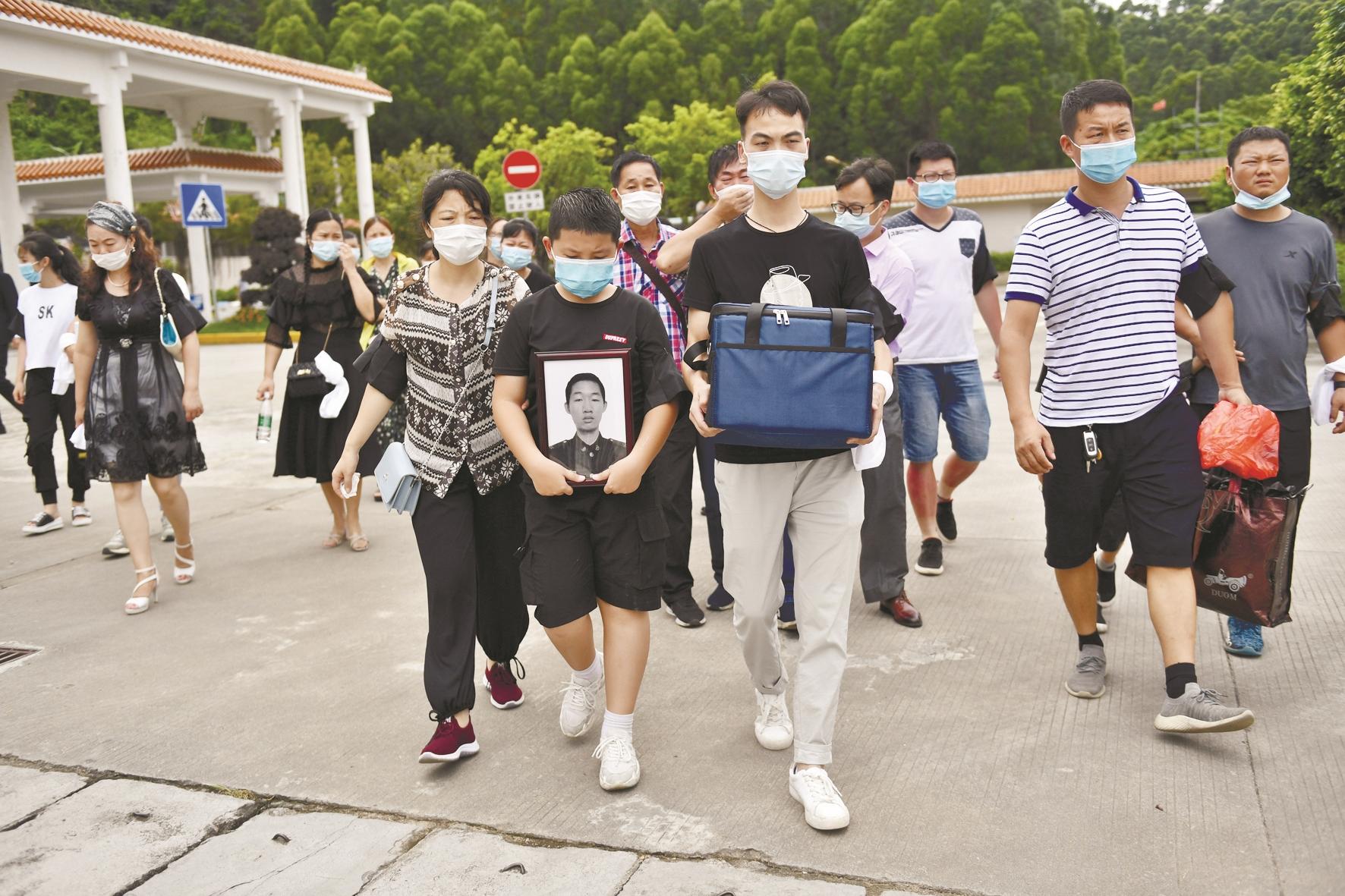 细雨哭英雄，哀思祭军魂！东莞隆重举行追悼会送别关腾飞
