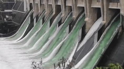 每小时2个西湖冲向下游，新安江水库水位开始降落！建德30万人受影响，桐庐多处汪洋