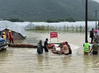 每小时2个西湖冲向下游，新安江水库水位开始降落！建德30万人受影响，桐庐多处汪洋