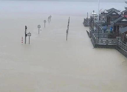 每小时2个西湖冲向下游，新安江水库水位开始降落！建德30万人受影响，桐庐多处汪洋