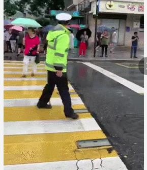 每小时2个西湖冲向下游，新安江水库水位开始降落！建德30万人受影响，桐庐多处汪洋