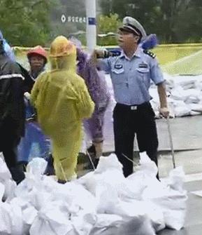 每小时2个西湖冲向下游，新安江水库水位开始降落！建德30万人受影响，桐庐多处汪洋