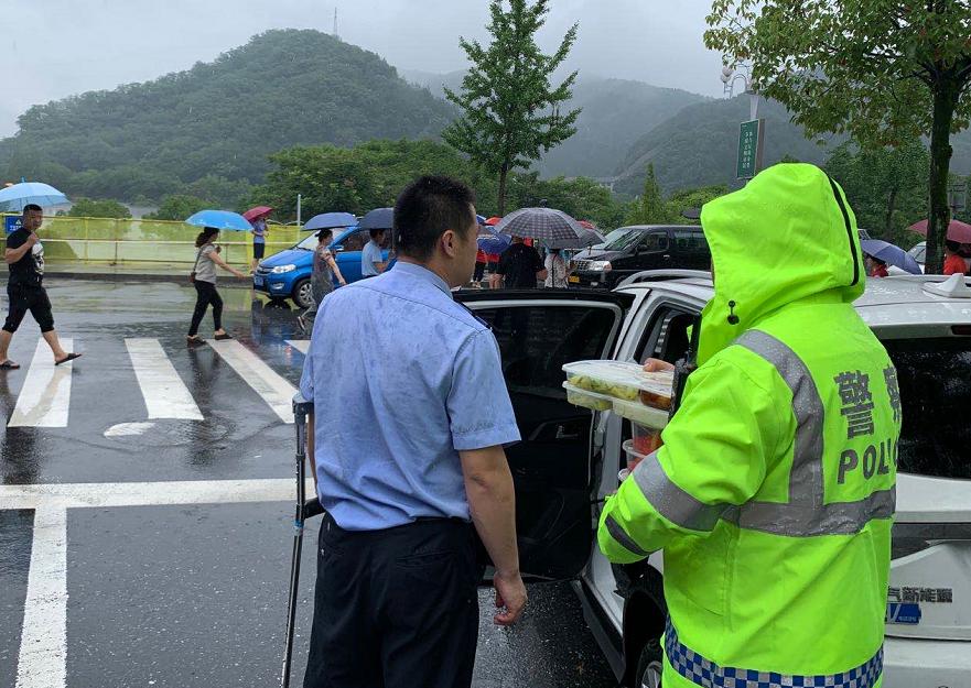 每小时2个西湖冲向下游，新安江水库水位开始降落！建德30万人受影响，桐庐多处汪洋