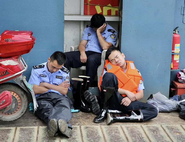 每小时2个西湖冲向下游，新安江水库水位开始降落！建德30万人受影响，桐庐多处汪洋