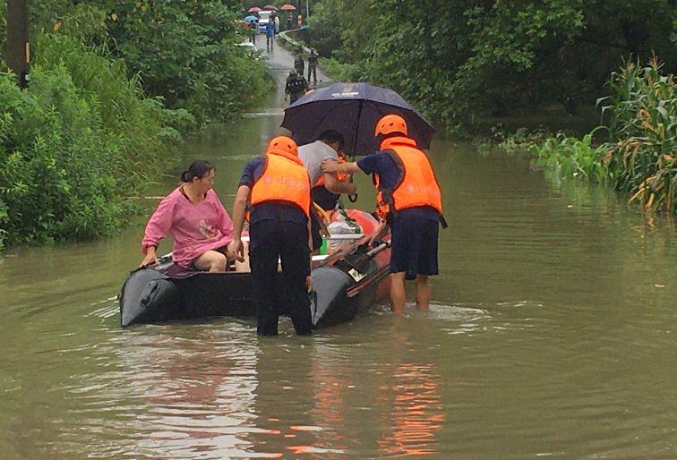 每小时2个西湖冲向下游，新安江水库水位开始降落！建德30万人受影响，桐庐多处汪洋