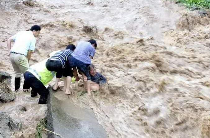 每小时2个西湖冲向下游，新安江水库水位开始降落！建德30万人受影响，桐庐多处汪洋