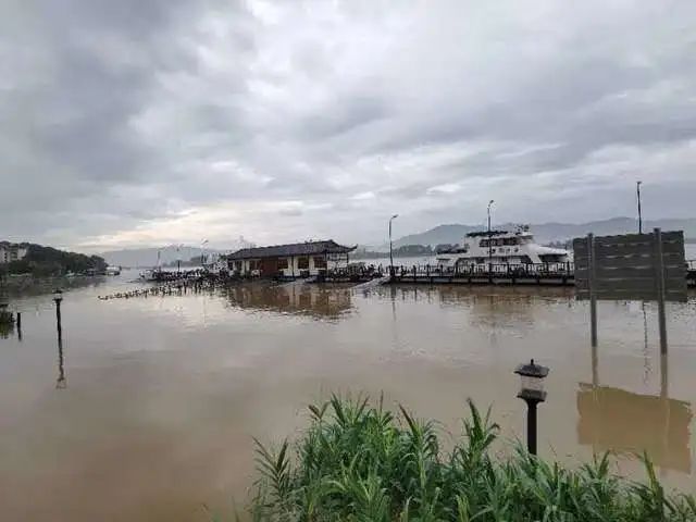 每小时2个西湖冲向下游，新安江水库水位开始降落！建德30万人受影响，桐庐多处汪洋