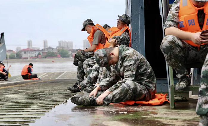 每小时2个西湖冲向下游，新安江水库水位开始降落！建德30万人受影响，桐庐多处汪洋