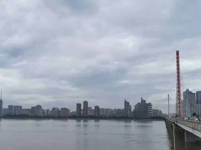 每小时2个西湖冲向下游，新安江水库水位开始降落！建德30万人受影响，桐庐多处汪洋