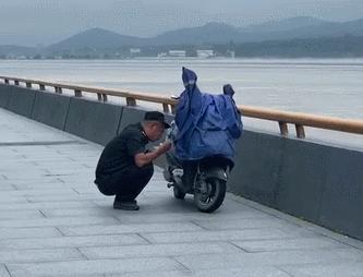 每小时2个西湖冲向下游，新安江水库水位开始降落！建德30万人受影响，桐庐多处汪洋