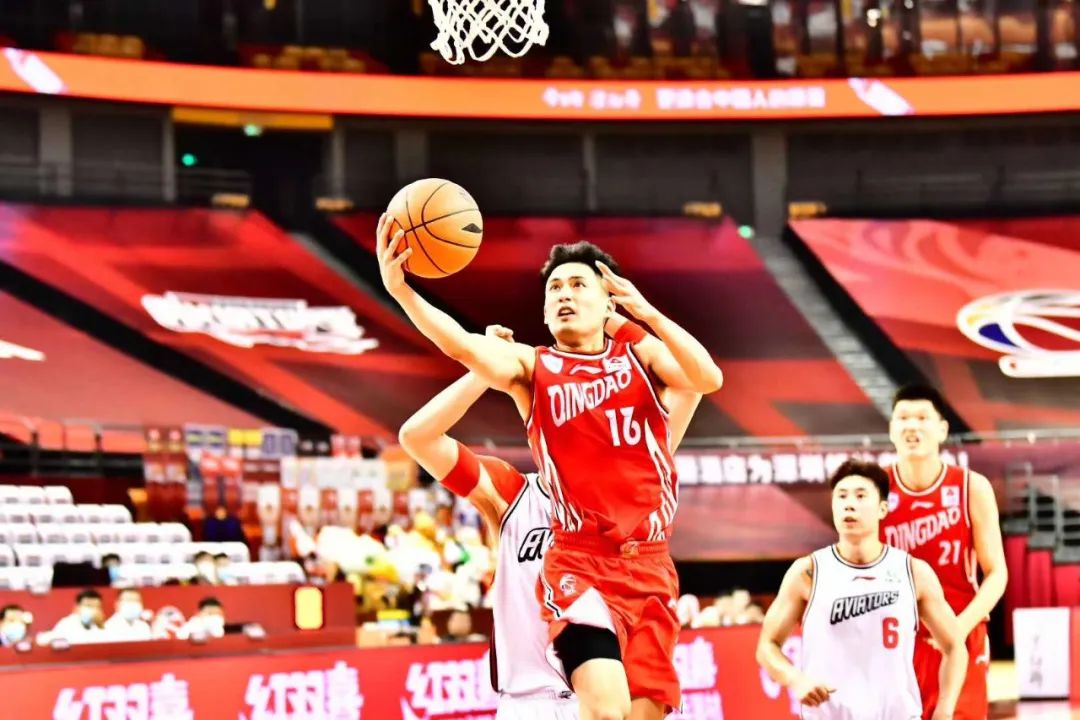 cba季后赛青岛晋级八强,cba青岛双星对深圳马可波罗