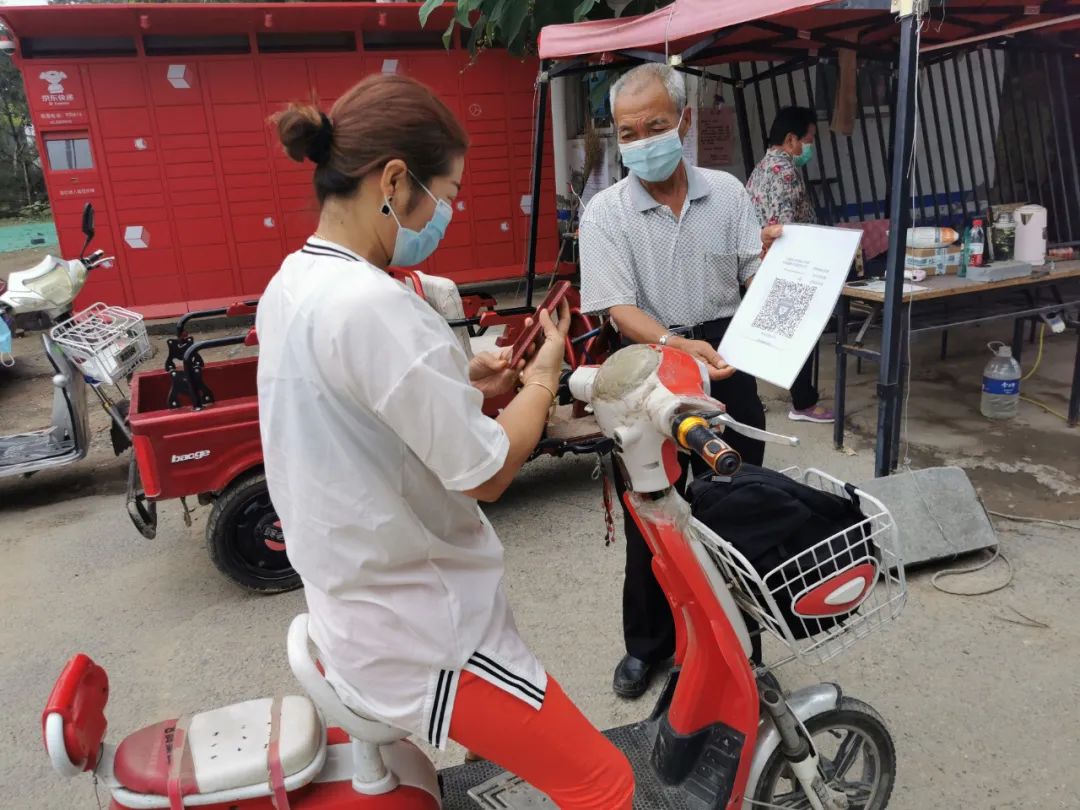 抗疫一线党旗红勇当先锋践初心,抗疫一线践初心