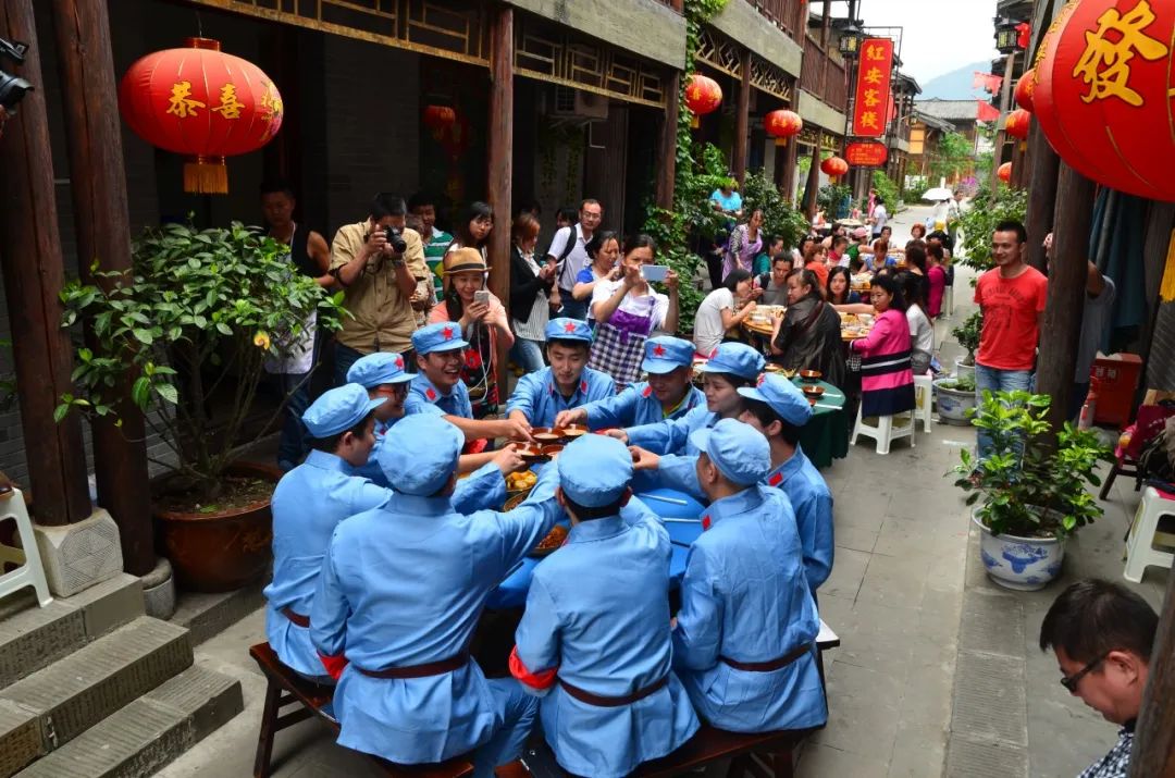 打卡百米观光电梯大美山色尽收眼底~