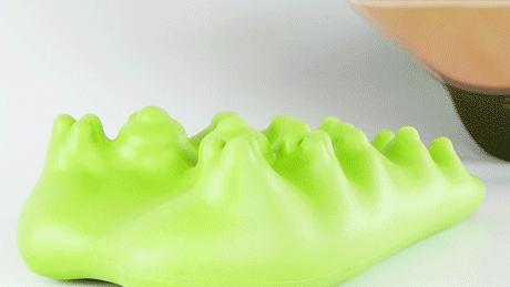 颈椎牵引器锻炼老人,每天30分钟颈椎牵引器