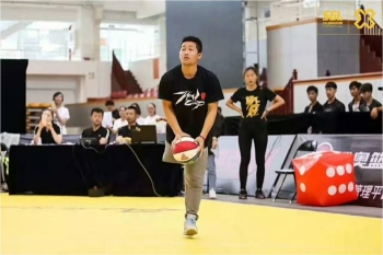 为啥只有一条腿,失去一条腿的人打篮球