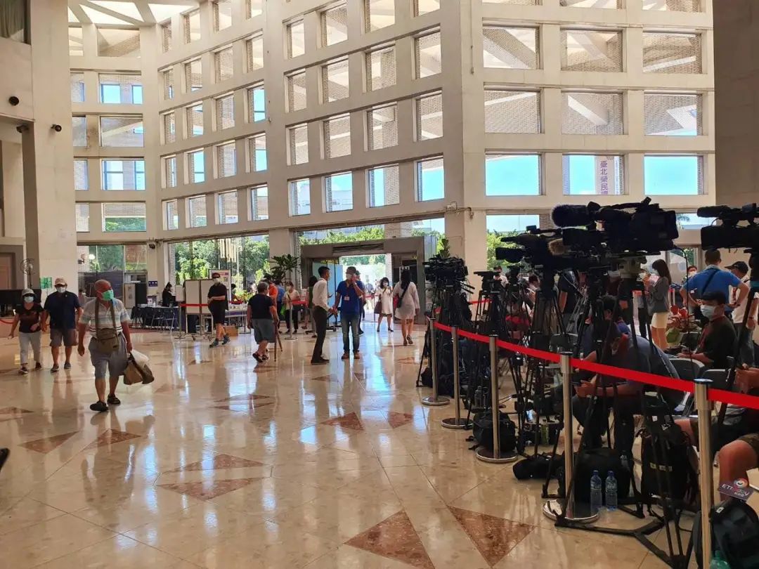 谁都不提给李*辉登**拔管，就她敢