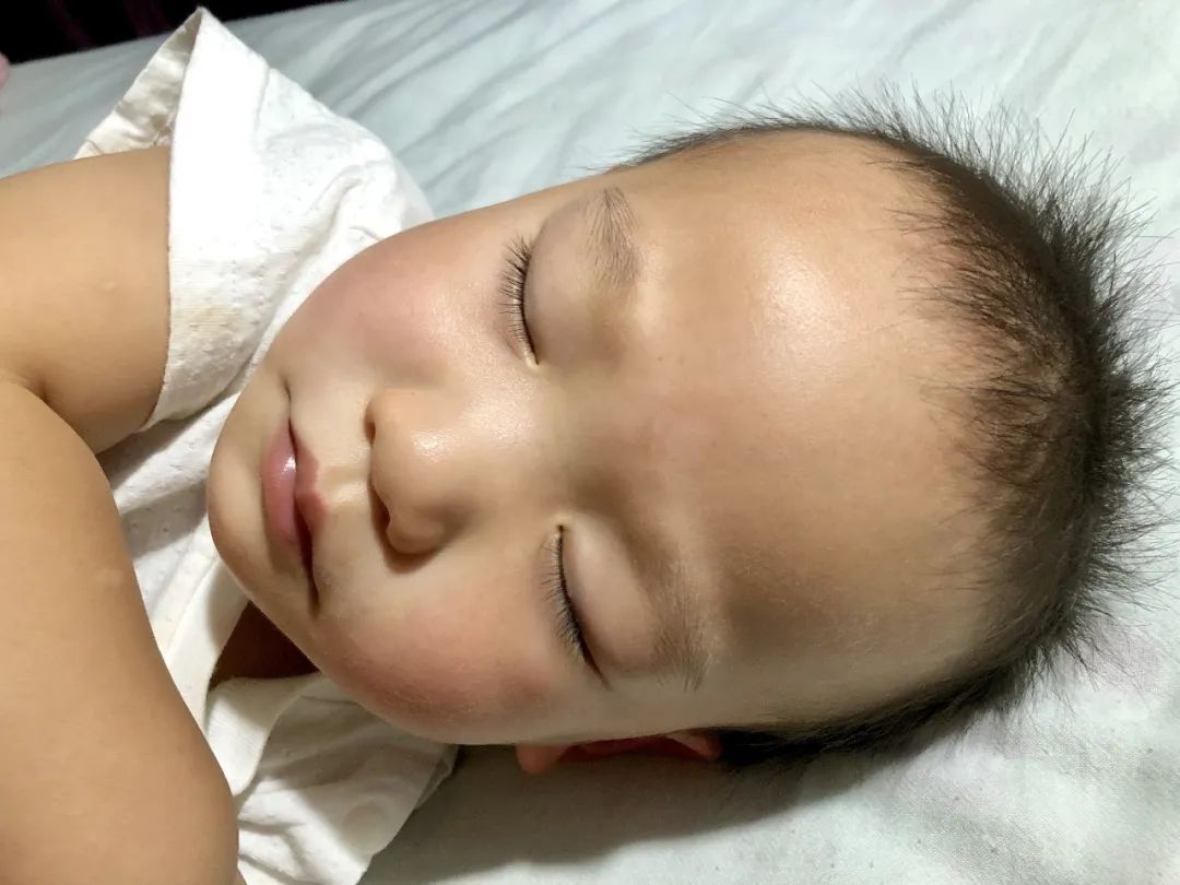 为什么小孩刚睡着的时候满头大汗,为什么小孩刚睡觉满头大汗