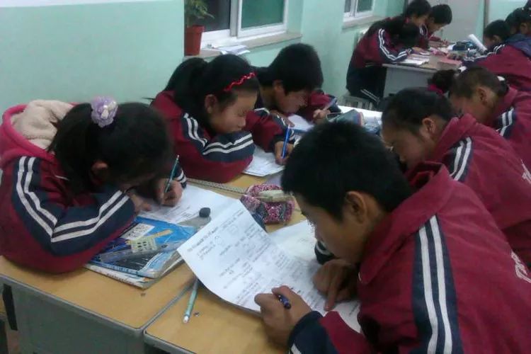 含胸驼背最损气质手把手教你纠正,含胸驼背如何改善提升气质