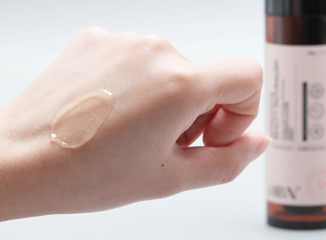 一条颈纹老十岁教你一招淡化,女人脖子有颈纹和年龄有关吗