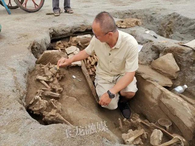 中学足球场发现石棺墓,成都足球场古墓发掘