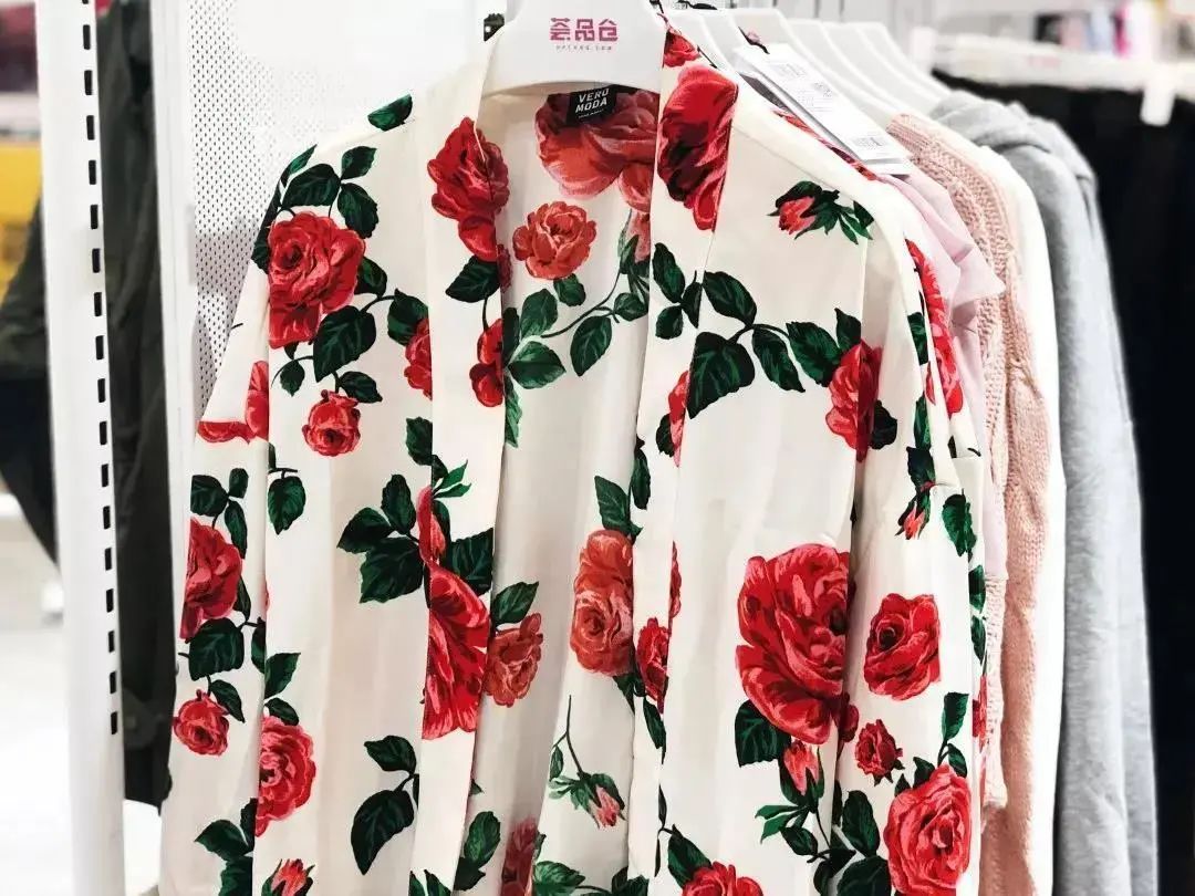 火爆魔都的荟品仓登陆松江！Nike、阿迪…全场一折起！2000个拉杆箱1元领