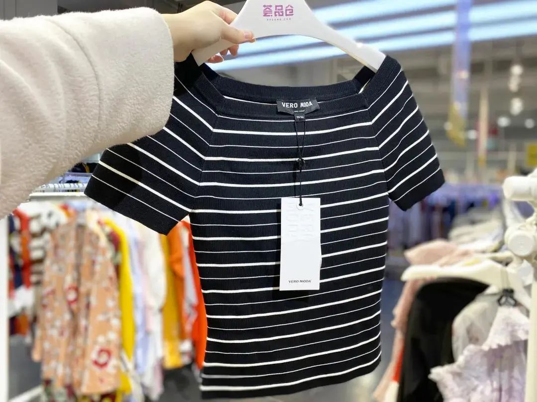 火爆魔都的荟品仓登陆松江！Nike、阿迪…全场一折起！2000个拉杆箱1元领