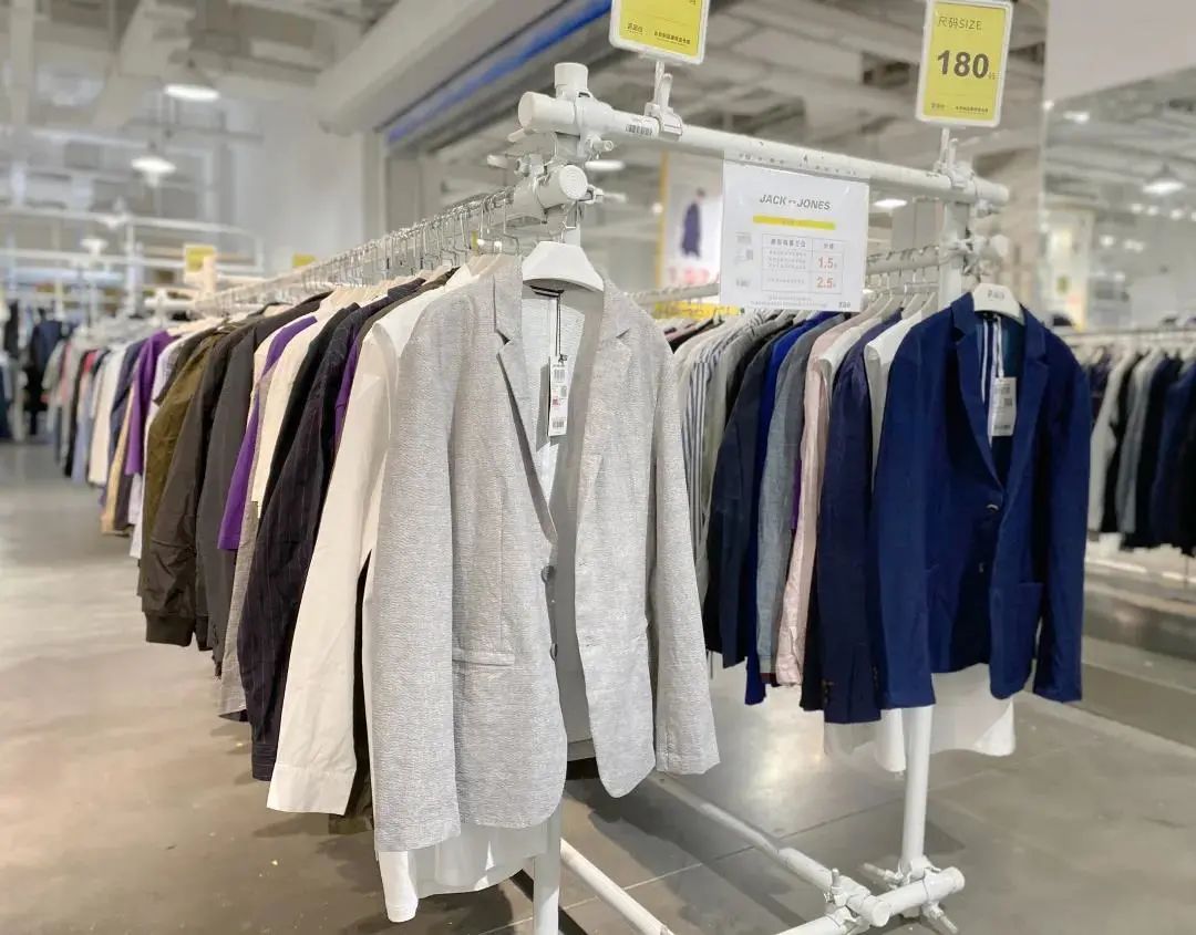 火爆魔都的荟品仓登陆松江！Nike、阿迪…全场一折起！2000个拉杆箱1元领