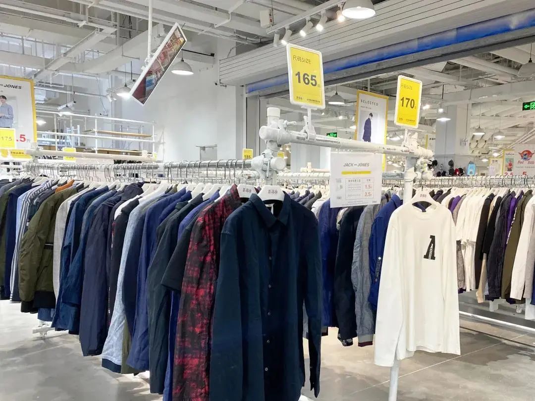 火爆魔都的荟品仓登陆松江！Nike、阿迪…全场一折起！2000个拉杆箱1元领