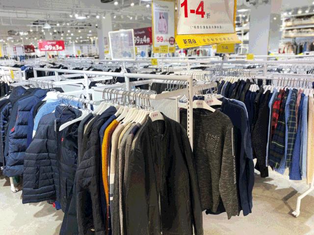 火爆魔都的荟品仓登陆松江！Nike、阿迪…全场一折起！2000个拉杆箱1元领