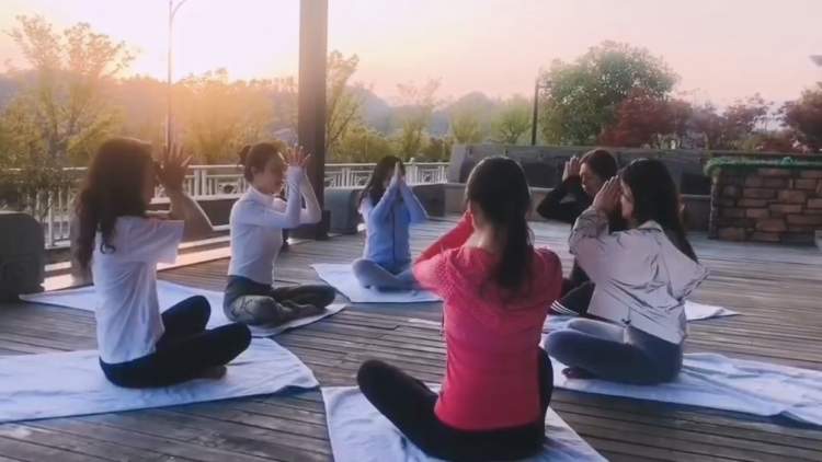 “35岁了，没人告诉过我什么是性”——那些年入100万+的都市精英女性，她们在忧惧些什么？