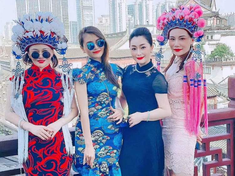 “35岁了，没人告诉过我什么是性”——那些年入100万+的都市精英女性，她们在忧惧些什么？