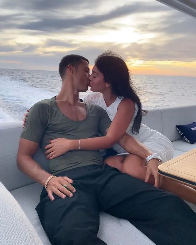 c罗疑似求婚成功,c罗求婚成功全过程