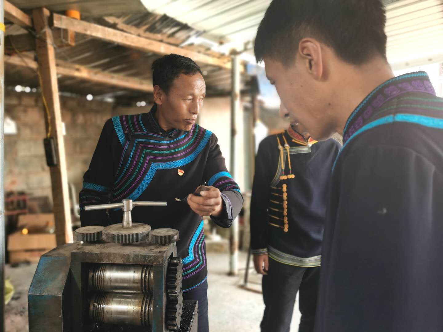 督战未摘帽贫困县⑤“只要有彝族的地方就有瓦曲银饰”