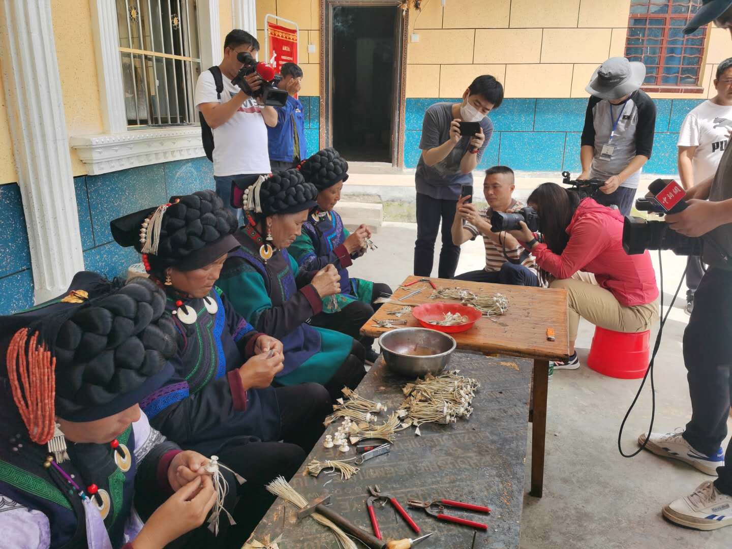 督战未摘帽贫困县⑤“只要有彝族的地方就有瓦曲银饰”