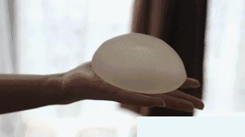 【吃惊】女子胸“跑到”腰上去了！还发生严重感染，注射过的女性赶紧关注了……