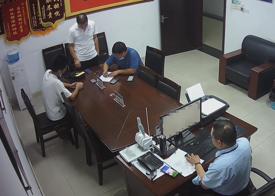 学生打暑假工被无故扣工资,大学生打暑期工被辞退