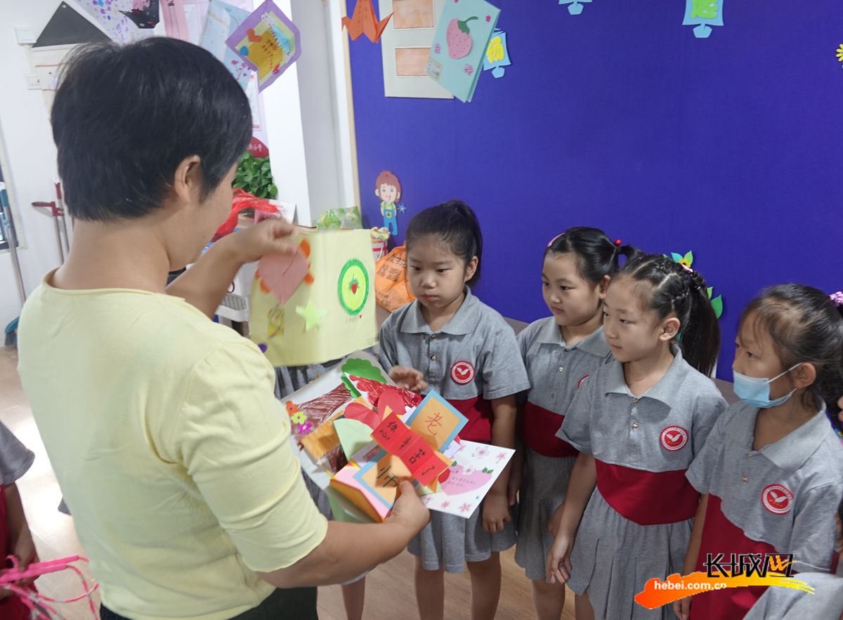 河北石家庄友谊大街小学：纸短情长爱心贺卡赠园丁