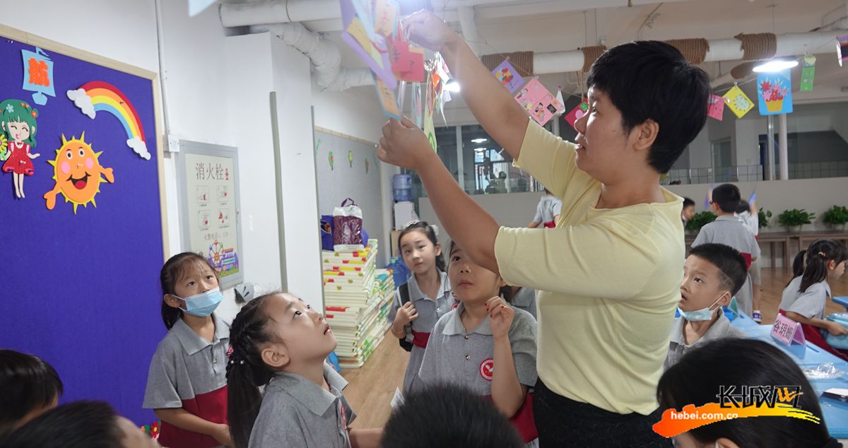 河北石家庄友谊大街小学：纸短情长爱心贺卡赠园丁