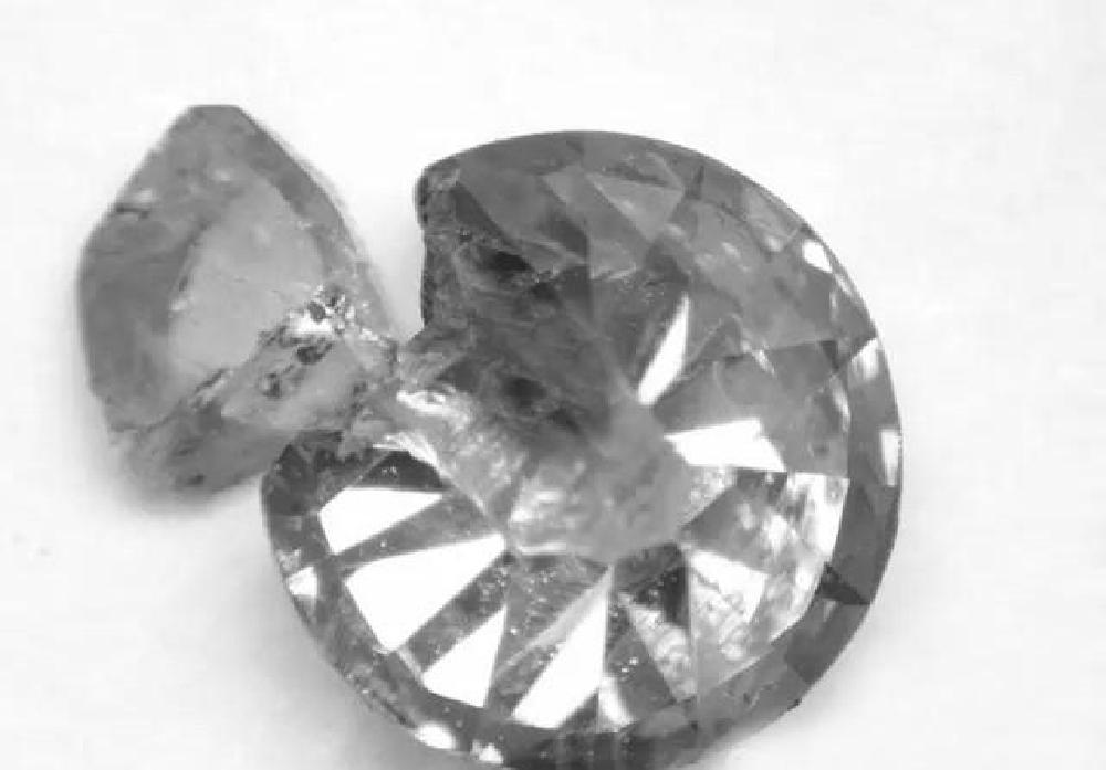 钻石容易裂吗,裂开的钻石哪里出