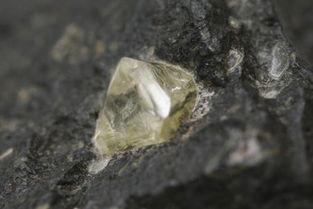 钻石容易裂吗,裂开的钻石哪里出