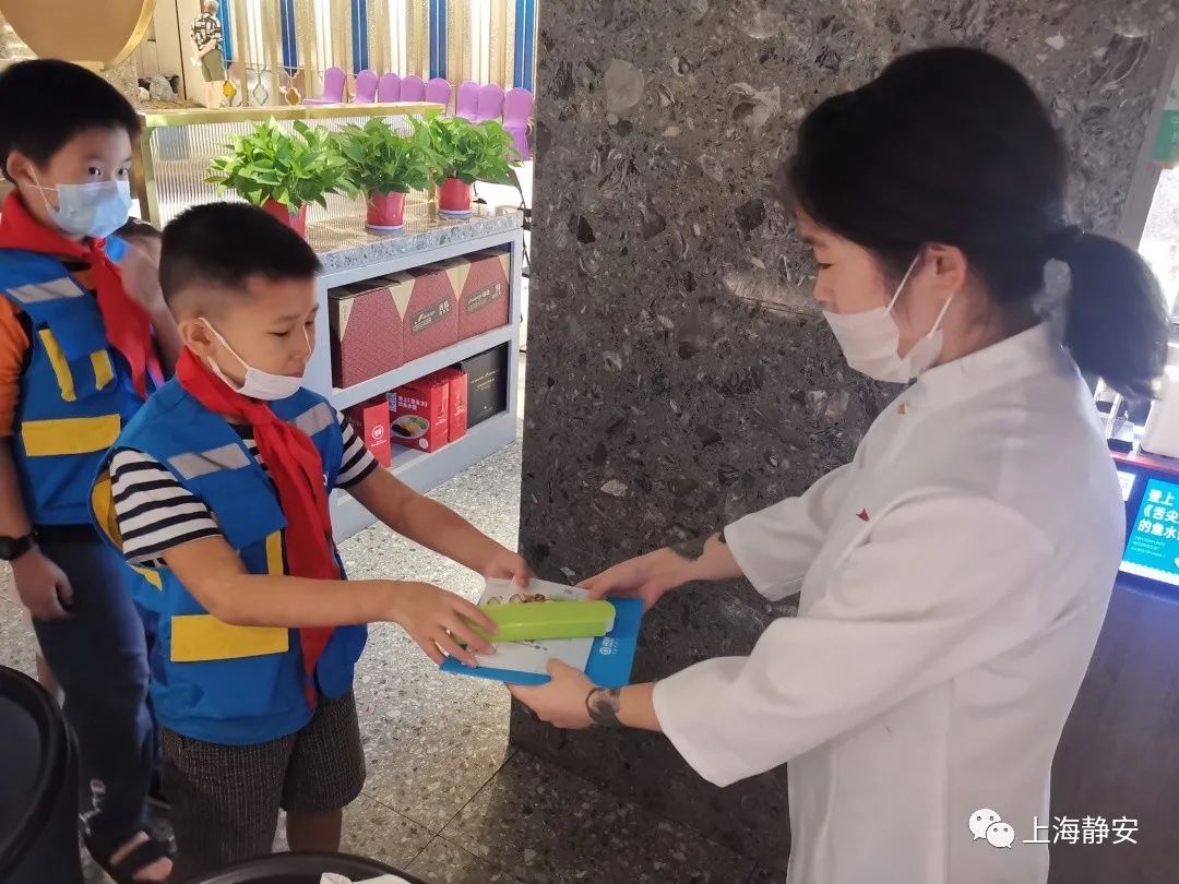 “阿姨，你的快递到了！”——大宁萌娃变身“小小快递员”